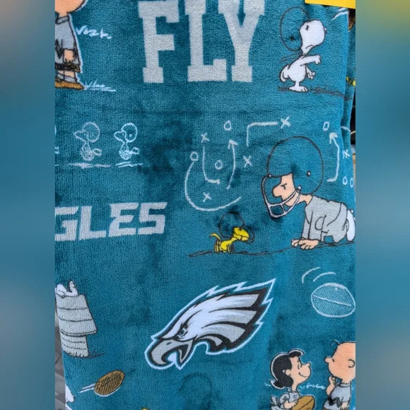 Philadelphia Eagles And Snoopy Super Soft Throw Blanket - Picture 2 of 7